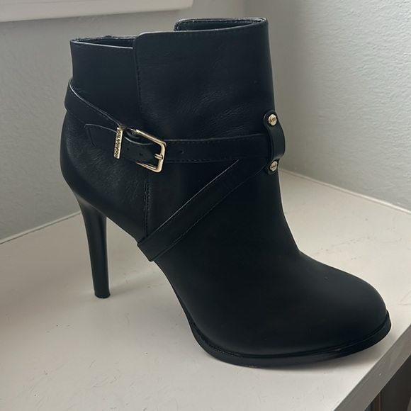 Cute Gianni Bini black boots with gold detailing size 7.5 - Picture 3 of 10